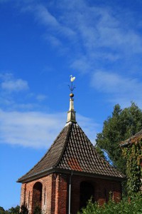 Der Kirchturm der Deichkirche