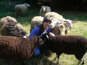 Ostfrieslandkrimi Autorin Susanne Ptak inmitten ihrer geliebten Schafe