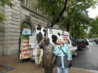 Andrea Klier neben der Statue von Columbo