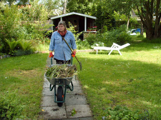 Friesenkrimi Autorin Ele Wolff in ihrem Garten
