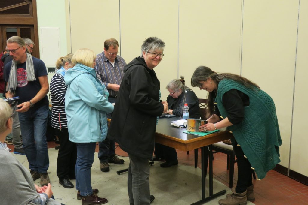 Ele Wolff und Susanne Ptak signieren ihre Ostfriesenkrimis