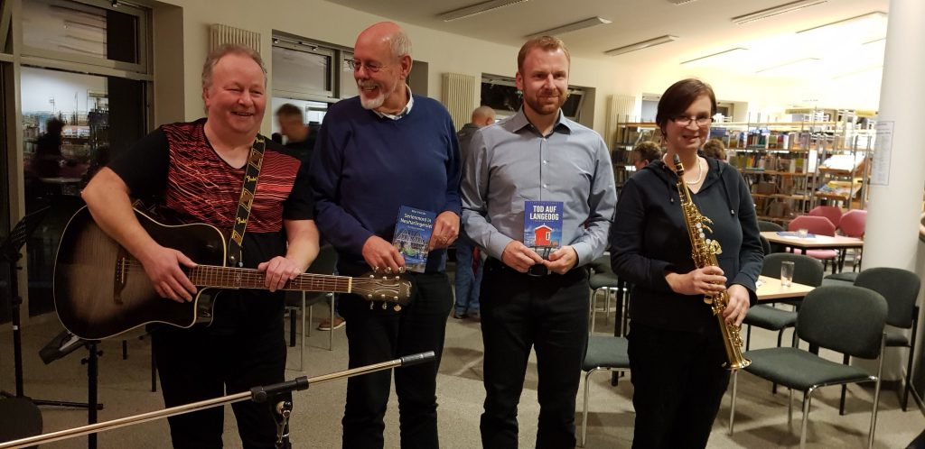 Die Autoren Rolf Uliczka und Thorsten Siemens sowie das Basement-Duo Reiner Mertens und Claudia Hahn bei der Lesung in der Gemeindebibliothek Sande