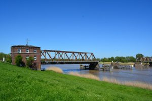 Friesenbrücke in Weener: Schauplatz in dem Ostfrieslandkrimi Blutiger Verrat