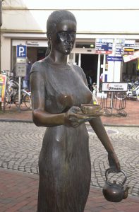 Tee-Statue Teelke in Leer