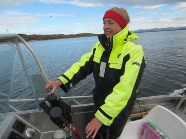 Elke Nansen mit dem Motorboot unterwegs