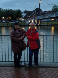 Susanne Ptak und Schuchardt am Leeraner Hafen