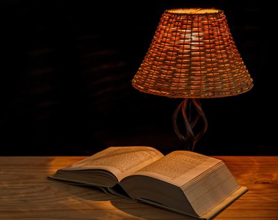 Buch und Lampe