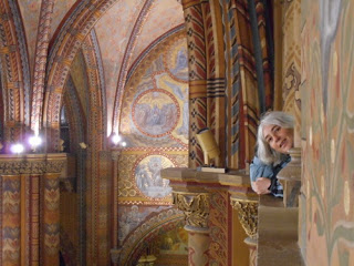 Ostfriesenkrimi Autorin Andrea Klier in einer Kirche