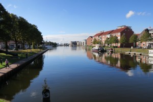 Zum Emder Hafen