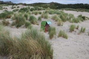 Einsamer Strandkorb in den Dünen