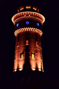 Der beleuchtete Wasserturm am Abend - Quelle: Pixabay