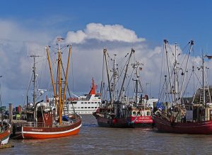 Fischerboote und Spiekeroog Fähre