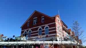 Blauer Himmel, Einkaufsstraße und Auszeit im Café!