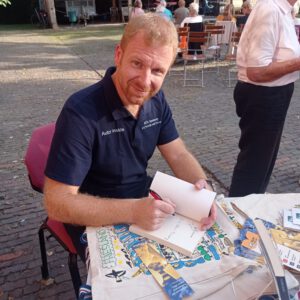 Thorsten Siemens beim Signieren seiner Bücher